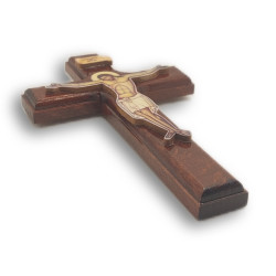 Dřevěný kříž s Ukřižovaným Kristem