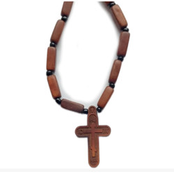 Východní dřevěný kříž s korálky na krk