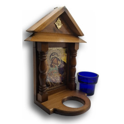 Dřevěný ikonostas s ikonou Panny Marie a skleněným pohárem na svíčku