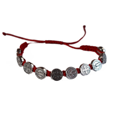 Červený náramek se svatým Benediktem – 10 medailí
