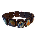 Hnědý dřevěný náramek s katolickými motivy svatých – elastický