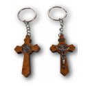 Dřevěná klíčenka s křížem a medailí sv. Benedikta – 11,5 cm